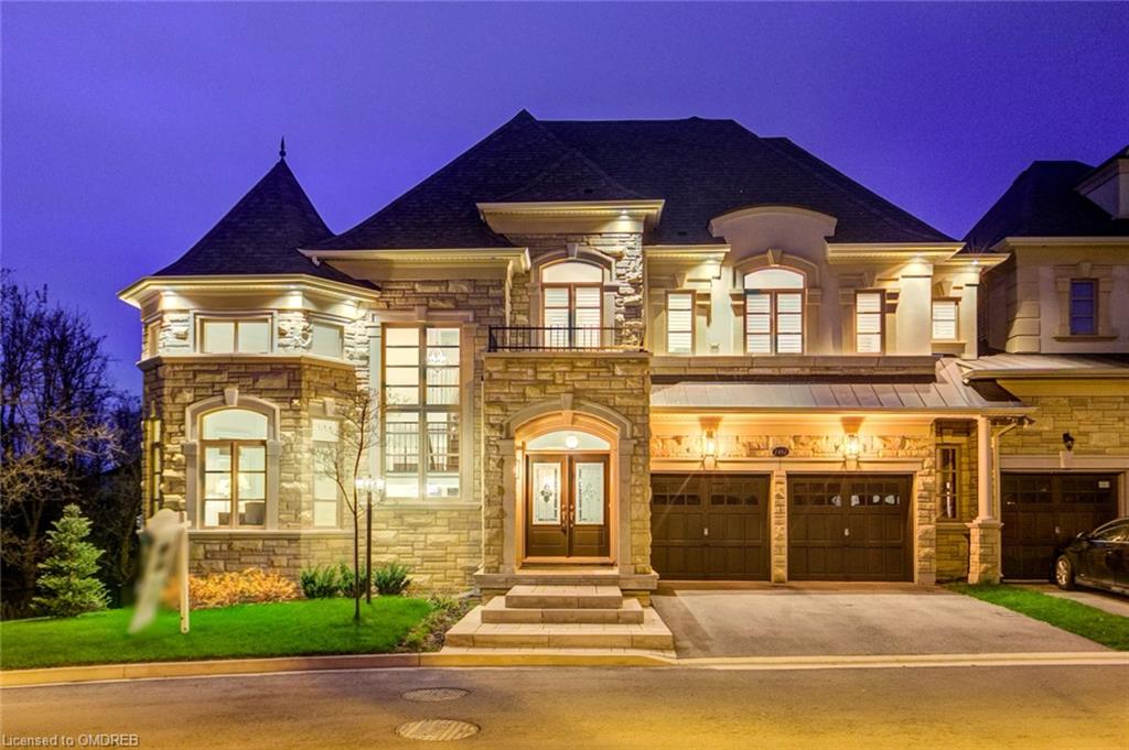 2462 Chateau Common